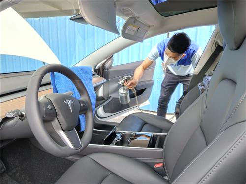 Model S 基于纯电动车平台打造，拥有高强度的车身结构和位于底盘的坚固电池组，提供极佳的碰撞保护。Model S 在性能和安全性方面奠定了行业标准。得益于 Tesla 先进的电动动力总成，以及双电机全轮驱动、自适应空气悬架和卓越的加速性能，Model S 拥有全天候的、出色的总体性能表现，百公里加速最快仅需 2.6 秒。Model S 拥有行业领先的续航里程，以及多种充电方式。不断扩展的 Tesla 充电网络已覆盖全国主要城市和热门线路，让您充电无忧。Model S 内部空间宽敞，最多容纳五名成人，还配有 17 英寸车载触摸屏。先进的降噪工程技术实现了媲美录音室的音响效果。全景玻璃车顶让所有乘客的视野更开阔，体验更佳。